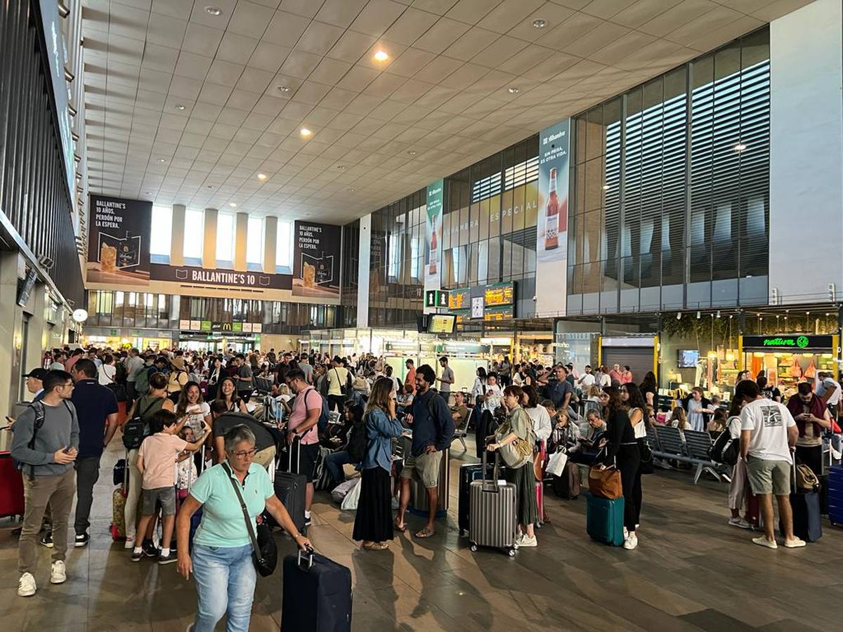 Pasajeros esperando en Santa Justa la reanudación de las líneas