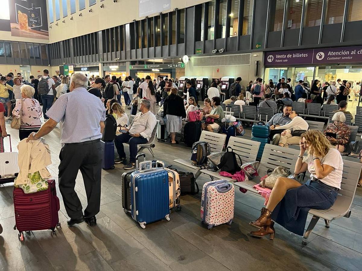 Pasajeros esperando en Santa Justa la reanudación de las líneas