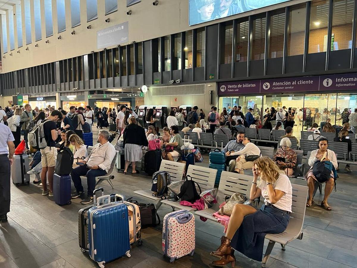 Pasajeros esperando en Santa Justa la reanudación de las líneas