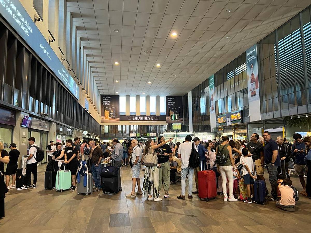 Pasajeros esperando en Santa Justa la reanudación de las líneas