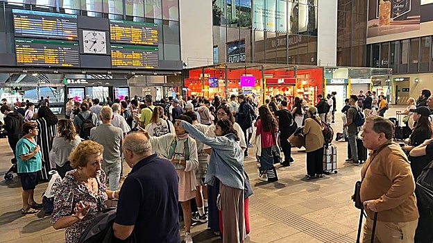 Los pasajeros &#039;abandonados&#039; en Santa Justa: «Hemos dormido en el suelo; es lamentable esta situación»
