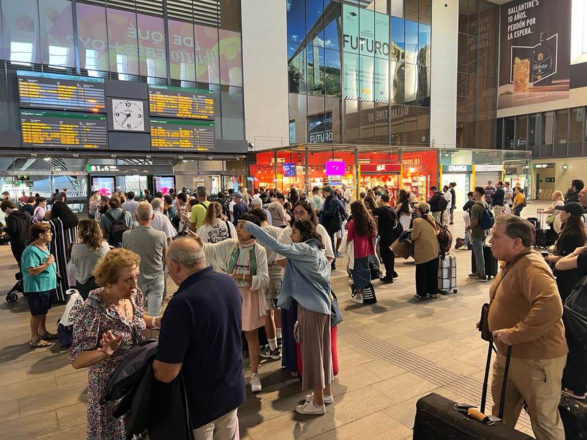 Pasajeros esperando en Santa Justa la reanudación de las líneas