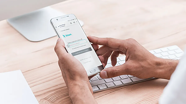 Imagen de una persona utilizando la aplicación de Bizum