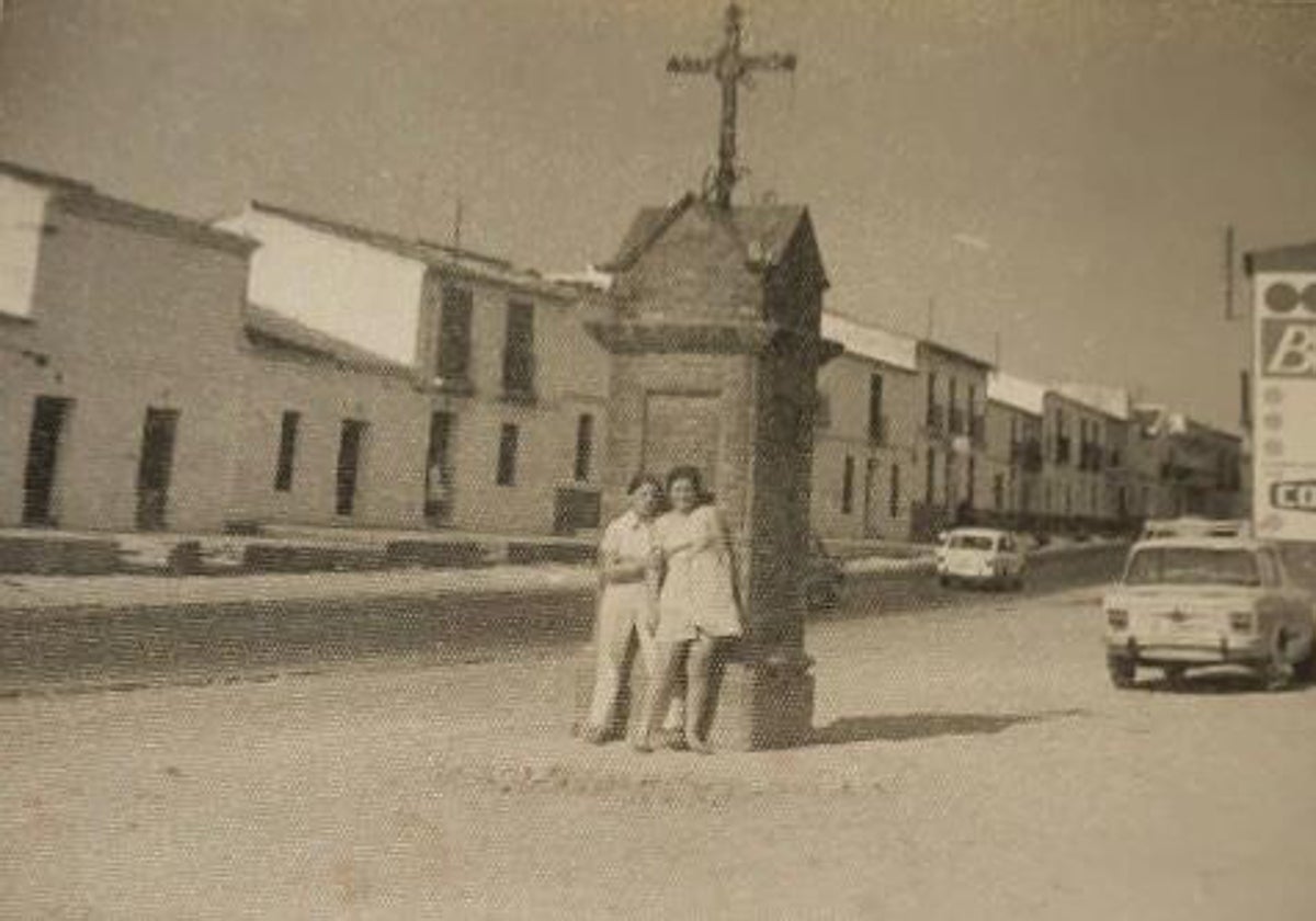 Fotografía antigua del humilladero de la plaza de la Cruz de Espartinas