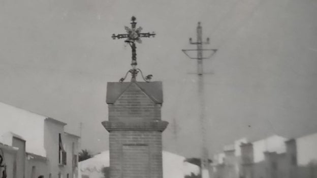 Otra perspectiva del humilladero en la plaza de la Cruz de Espartinas