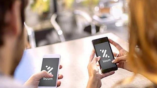 Imagen de dos personas usando Bizum