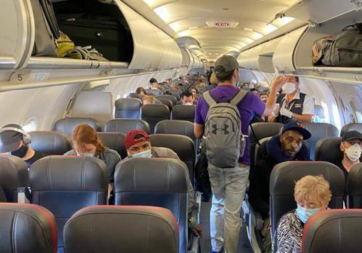 Pasajeros en el interior de una aeronave