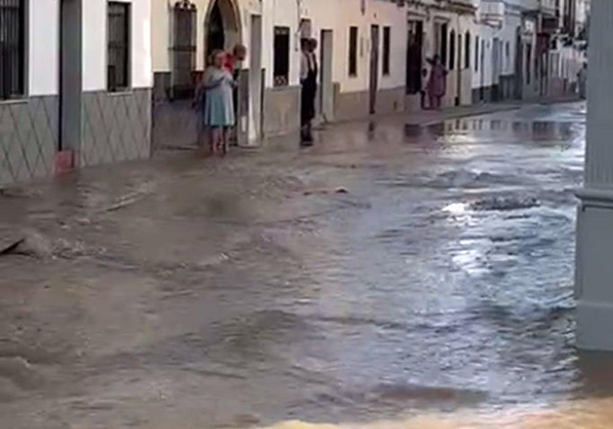 La rotura ha afectado a una de las tuberías más importantes de toda Utrera