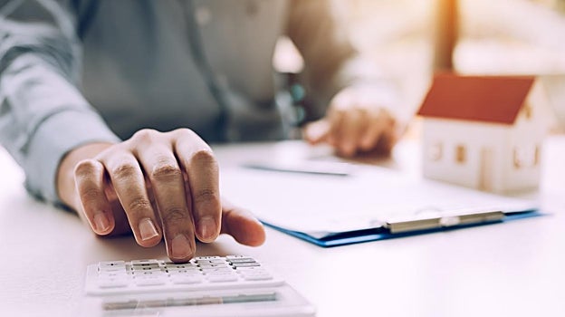 Imagen de una persona usando la calculadora