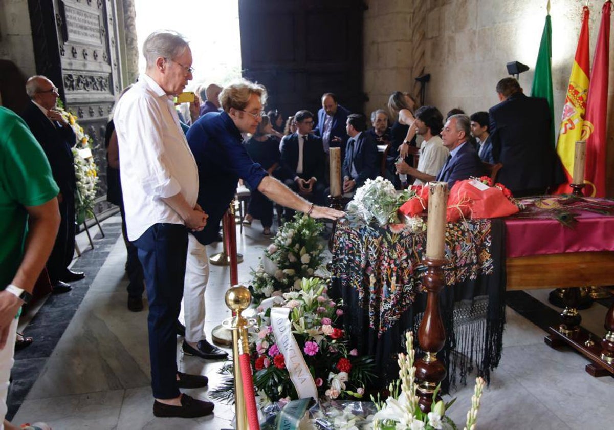 Personas dando el último adiós a María Jiménez