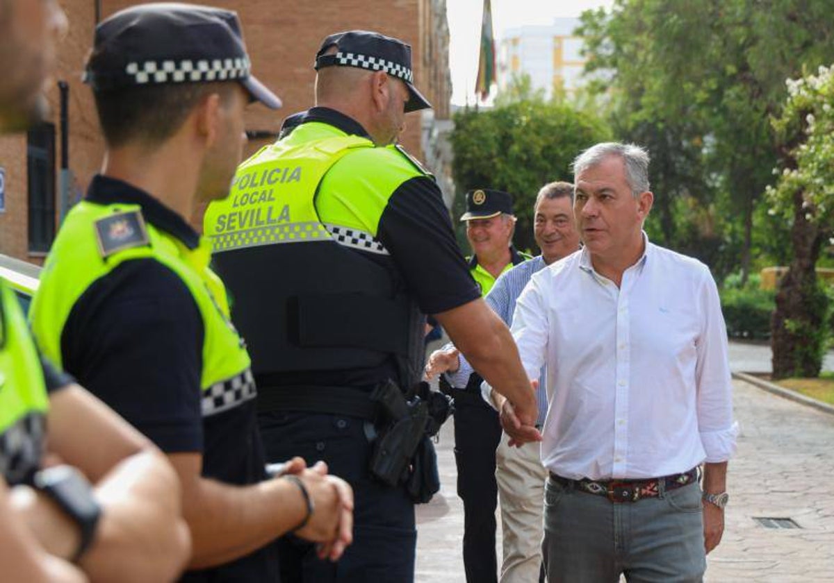 José Luis Sanz saluda a un agente de la Policía Local de Sevilla