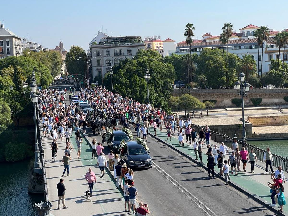 El último adiós a María Jiménez desde el Ayuntamiento de Sevilla hasta la parroquia de Santa Ana en Triana