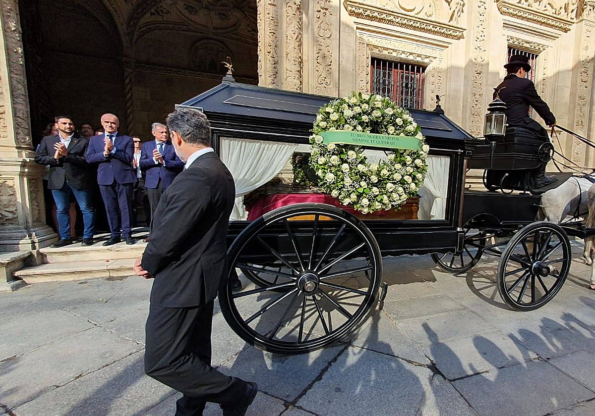 El último adiós a María Jiménez desde el Ayuntamiento de Sevilla hasta la parroquia de Santa Ana en Triana
