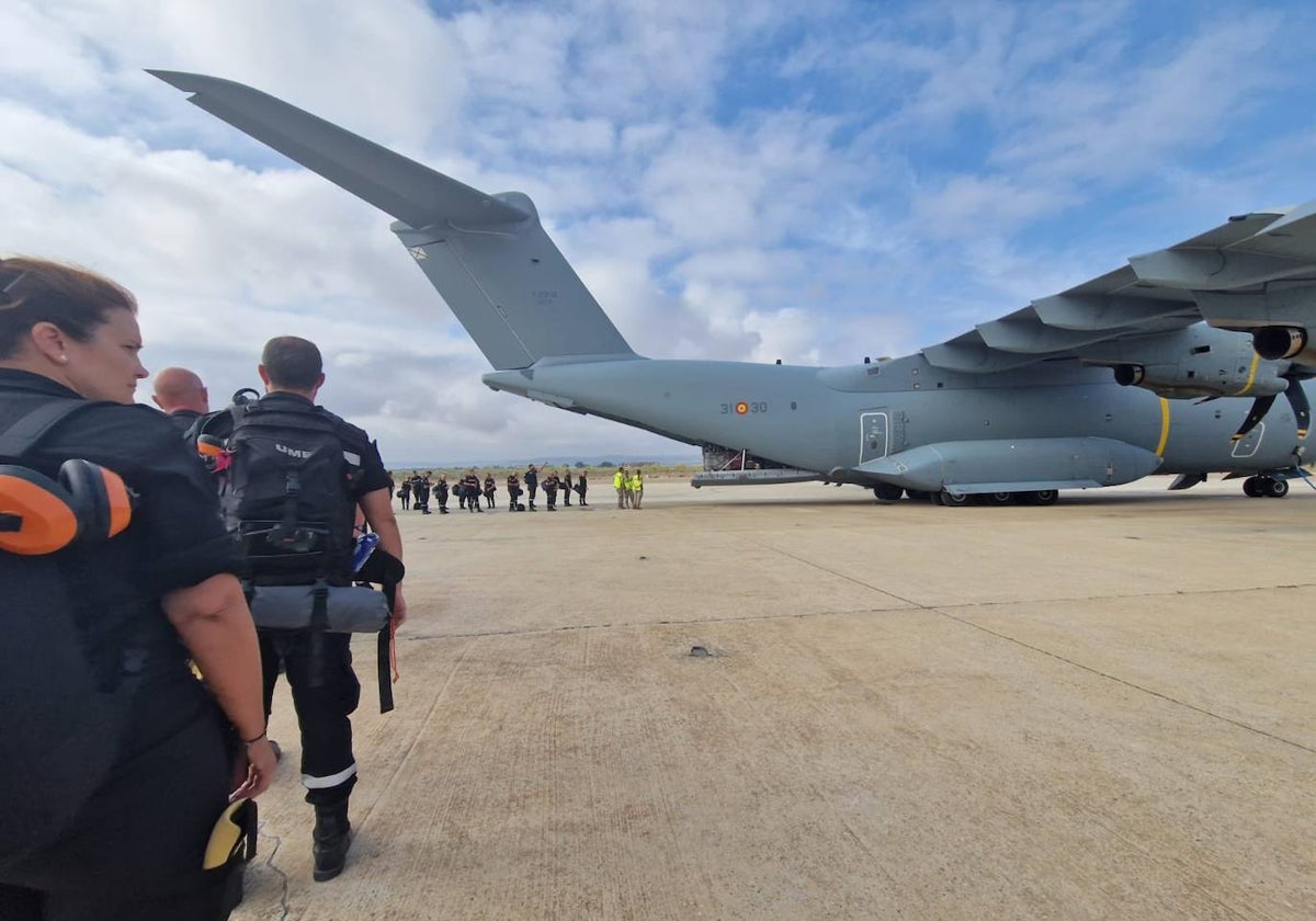 Militares del servicio de búsqueda y rescate humano embarcando en el A400M que les ha llevado este domingo a Marrakech