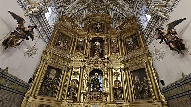 El retablo mayor de la iglesia de Santa Clara tras su restauración