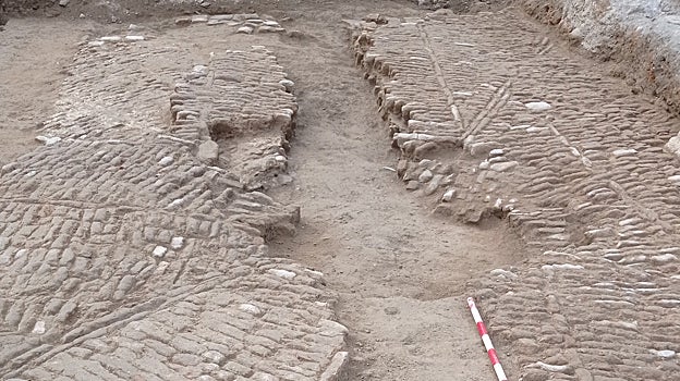 Patio del siglo XVI del antiguo convento con el sumidero en el centro