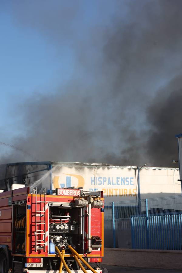 Incendio en una fábrica de pinturas ubicada en el polígono industrial Los Espartales, cerca del aeropuerto