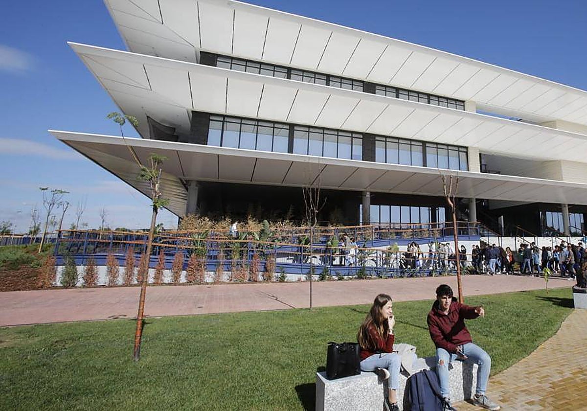 Estudiantes en el campus de Loyola Andalucía en su sede de Dos Hermanas