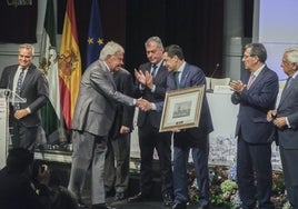 Los elogios de Juanma Moreno en el homenaje a Felipe González: «Es una voz necesaria»