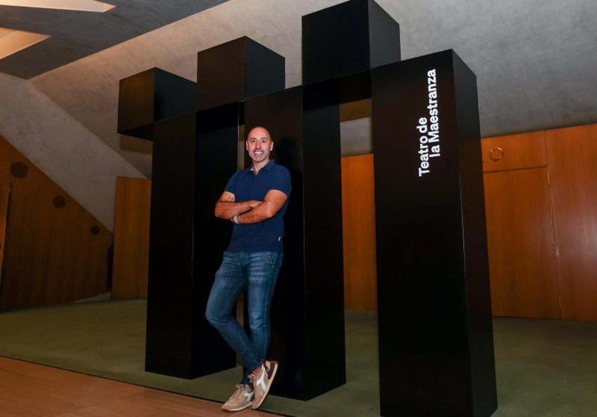 Javier Menéndez está expectante ante la nueva temporada del Teatro de la Maestranza, que comienza en breve