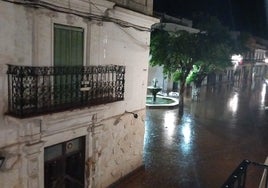 Una fuerte tromba de agua deja inundaciones y calles anegadas en Constantina: «Ha sido brutal»