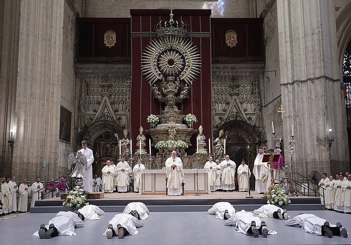 Ordenación de los nuevos sacerdotes en la Catedral de Sevilla