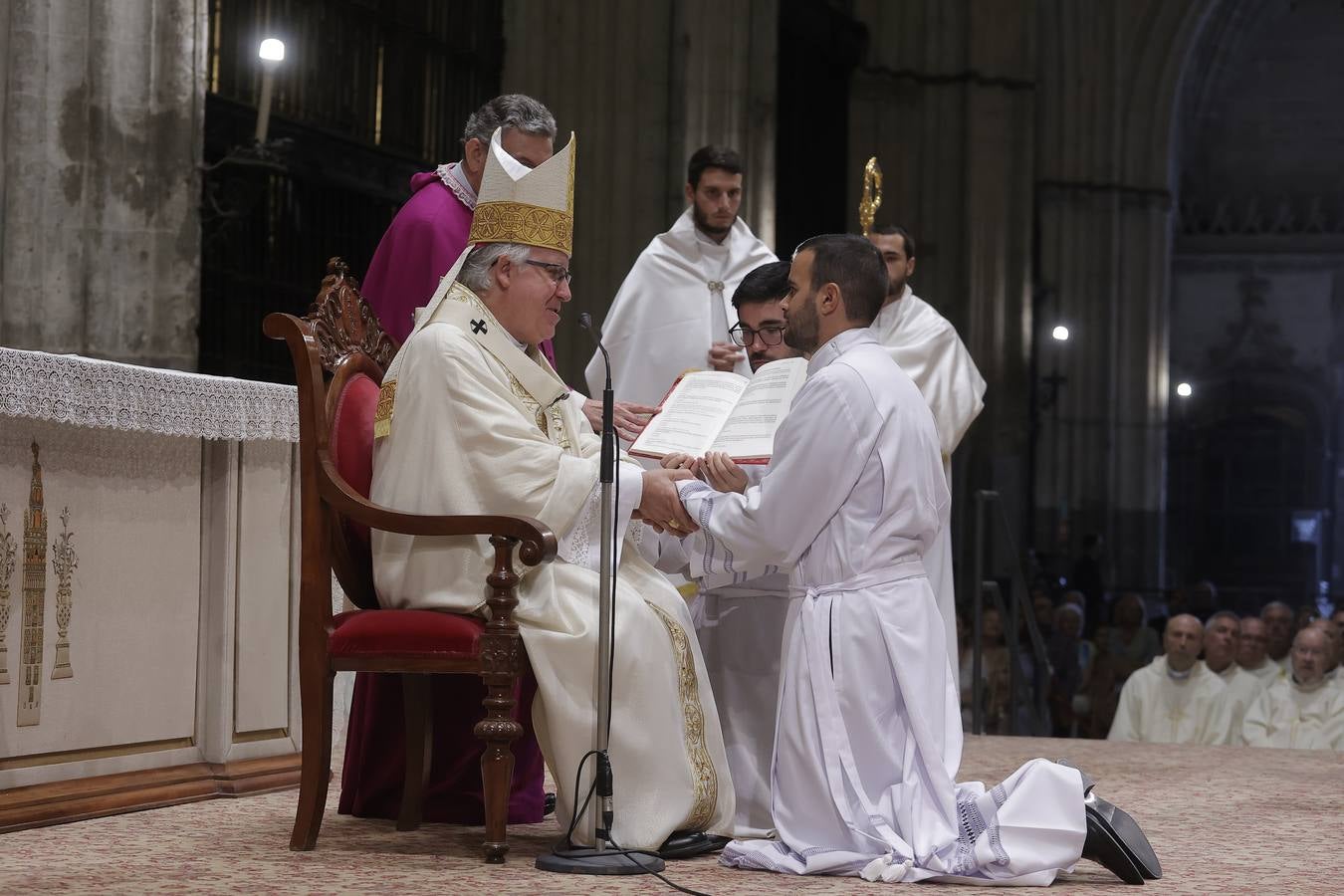 Liturgia de ordenación de nuevos sacerdotes en la Catedral