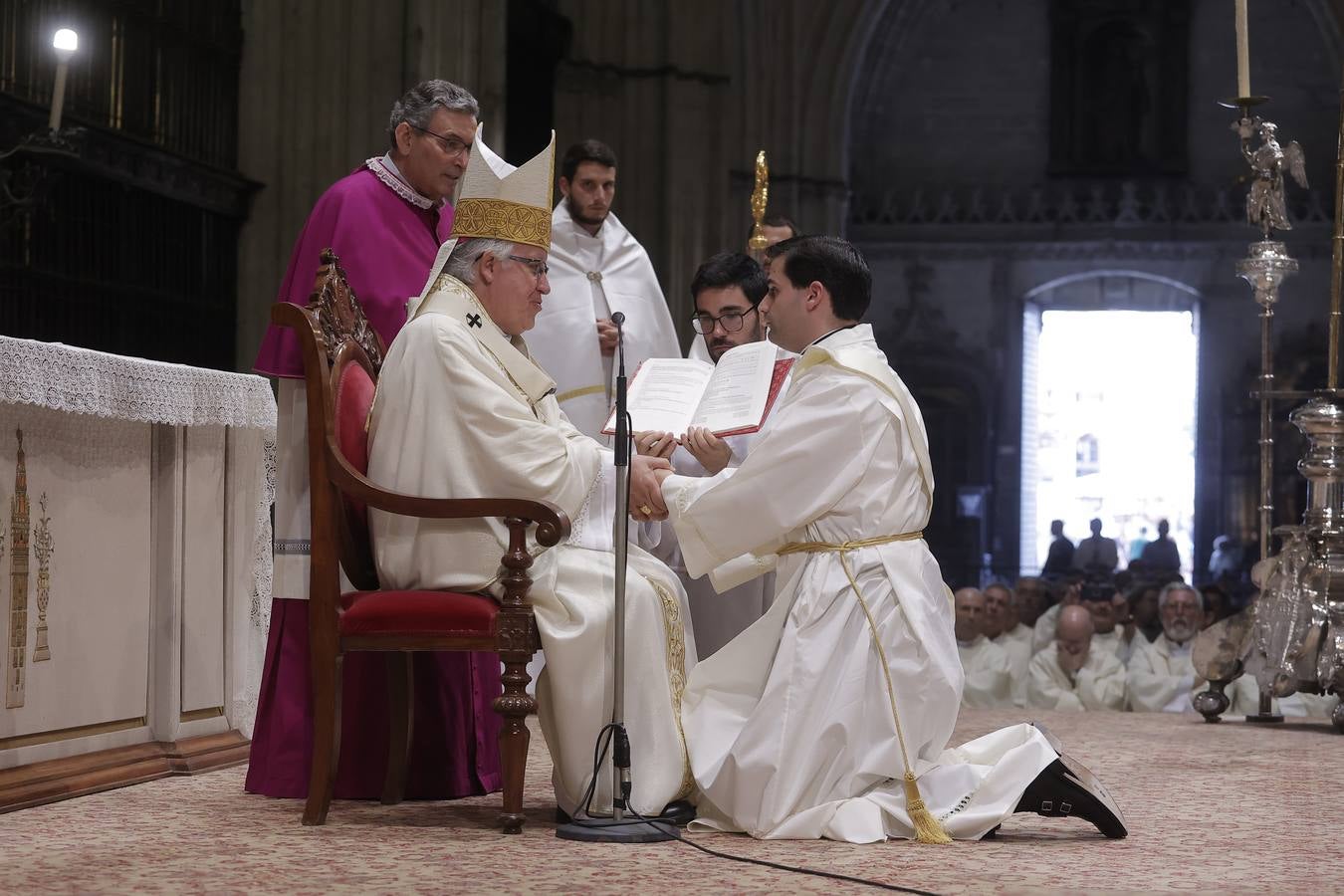 Liturgia de ordenación de nuevos sacerdotes en la Catedral