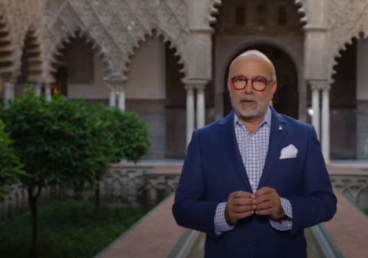 Manuel Abud desde el Patio de las Doncellas del Real Alcázar de Sevilla