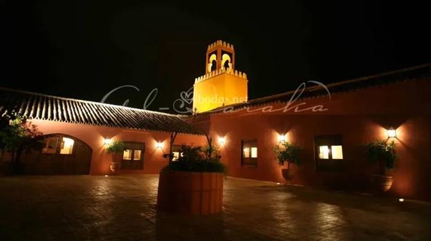 Patio y torreón de la hacienda de noche