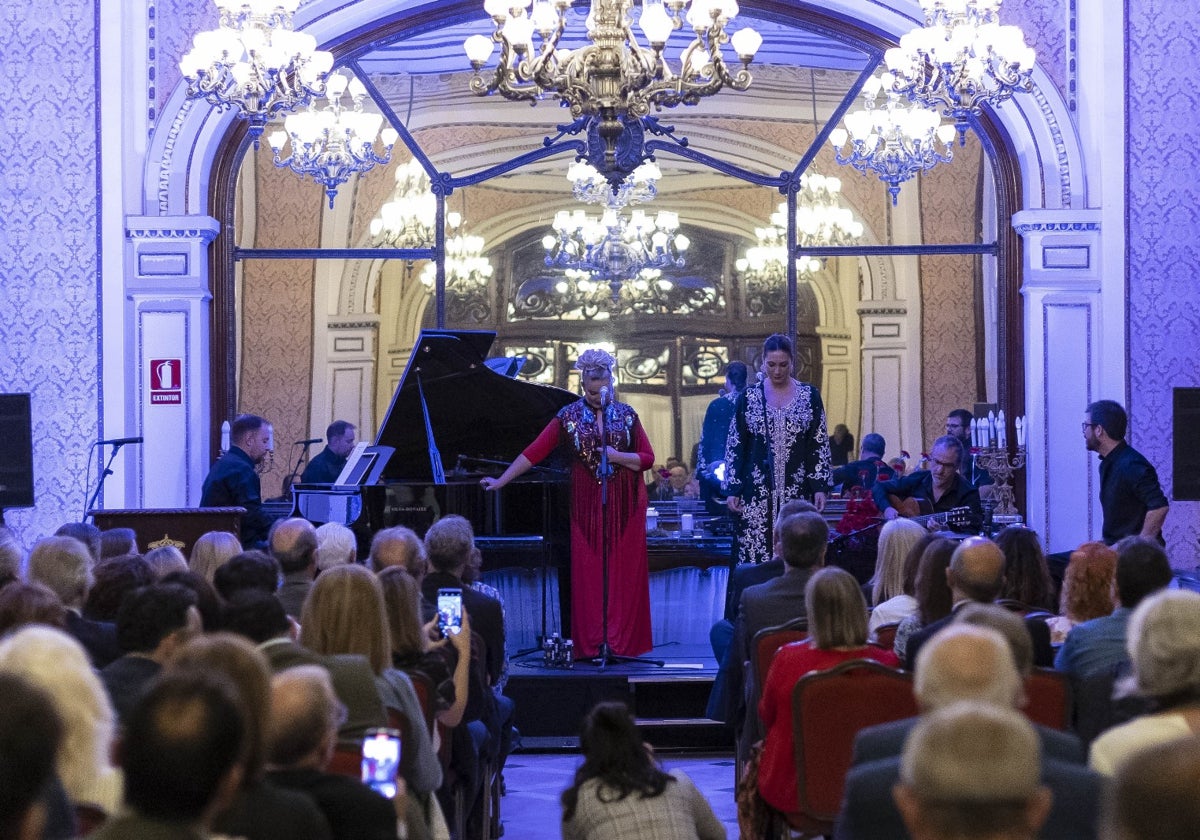 Mariola Cantarero y Marina Heredia en una sala del hotel Alfonso XIII de Sevilla