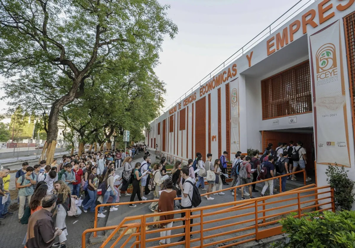 Ambiente previo de los estudiantes que se presentaron a la Selectividad 2023 en la Facultad de Empresariales de Sevilla