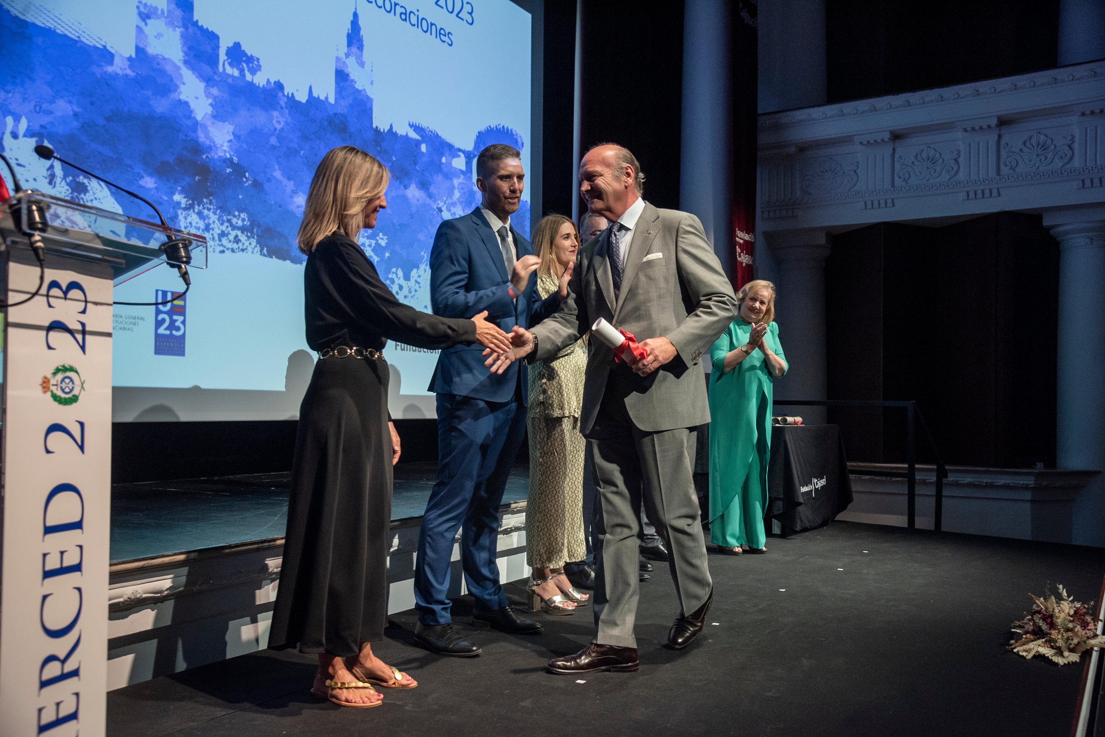 Entrega medalla mérito social penitenciario al Gran Poder