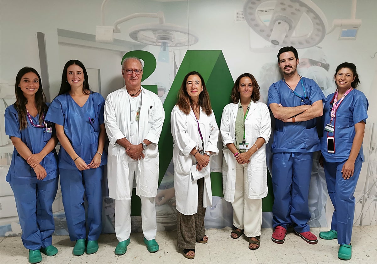 Las matronas Laura Gil, Alejandra Villa y Ginés Díaz; la jefa del servicio de Ginecología y Obstetricia Dra. Rosa Ostos y la ginecóloga participante en la activación de este protocolo Dra. Laura Castro; y los anestesiólogos Dr. Mario López y Dra. Inmaculada Sánchez.