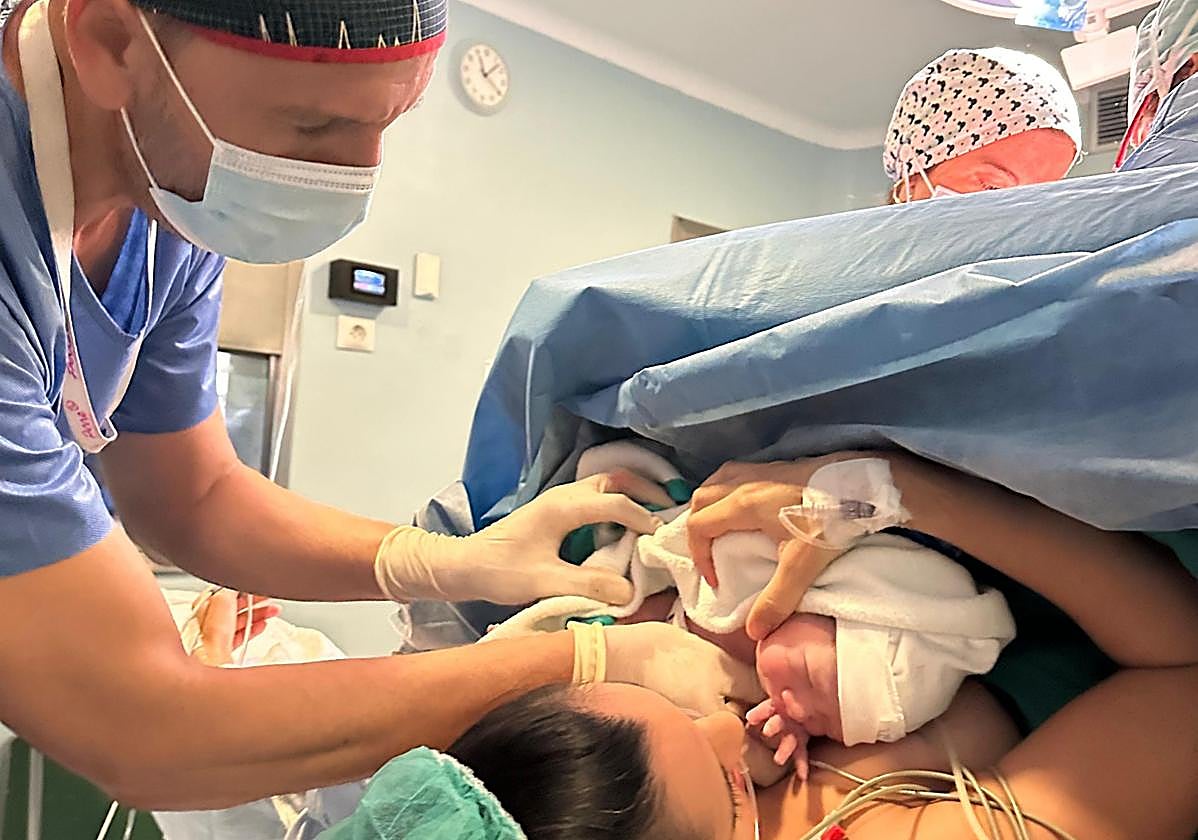 El matrón Jorge Romero con Laura, de Dos Hermanas, junto a su bebé recién nacido