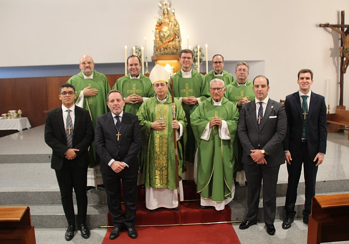 Foto de familia tras la eucaristía en el seminario donde aparece el hermano Pablo Noguera junto al obispo auxiliar Teodoro León