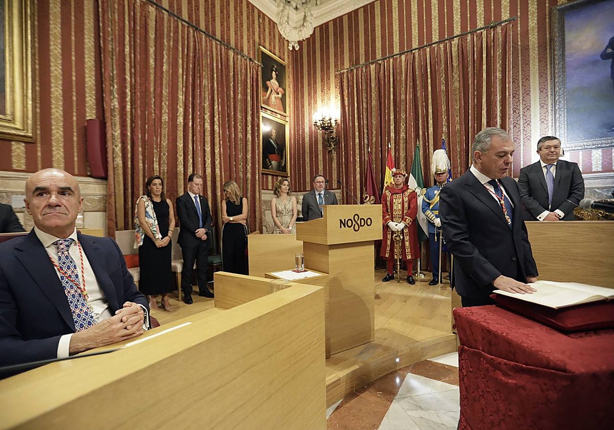 José Luis Sanz jura su cargo como alcalde de Sevilla en presencia del secretario municipal y de su antecesor, Antonio Muñoz