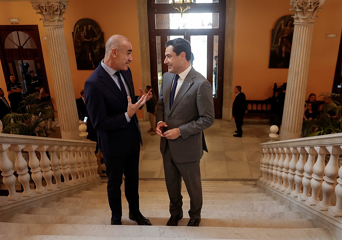 Antonio Muñoz y Juanma Moreno, en la escalera principal del Ayuntamiento, hace ahora un año para hablar de la Ley de Capitalidad