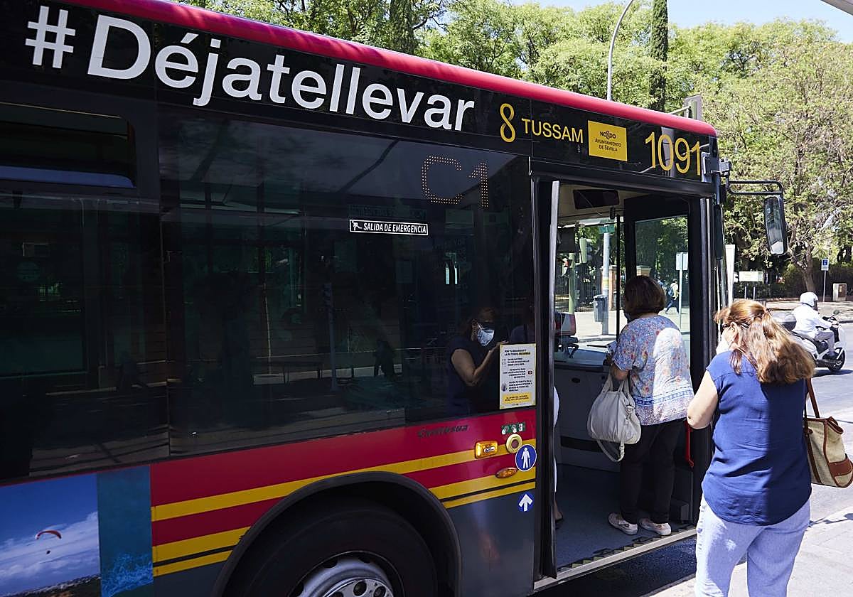 Varios usuarios se suben a un autobús urbano de Tussam