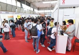 Arranca la décima edición de la Feria de Empleo de la Universidad de Sevilla, en imágenes