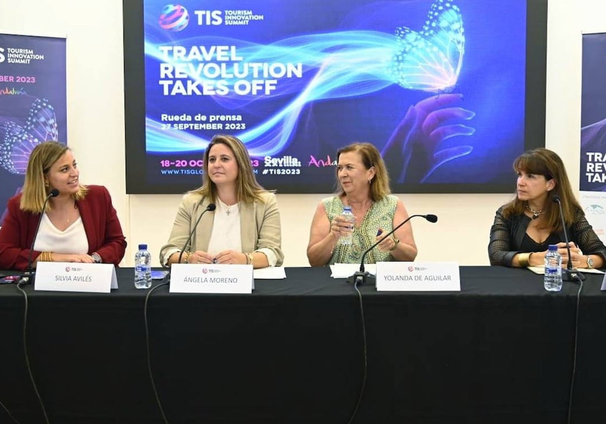 Silvia Avilés, Ángela Moreno, Yolanda Aguilar y Ángeles Moreno, este miércoles en Sevilla