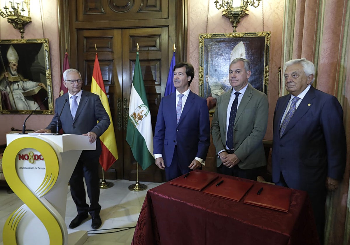 El alcalde de Sevilla, José Luis Sanz, entre el presidente de los empresarios de la ciudad, Miguel Rus, y el presidente de la Cámara de Comercio de Sevilla