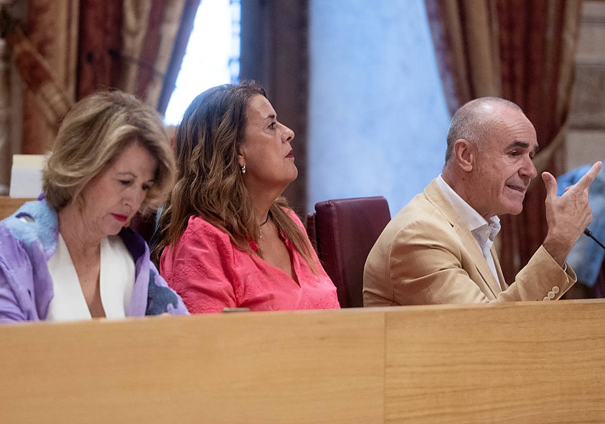 El que fuera alcalde de Sevilla Antonio Muñoz, junto a Sonia Gaya y Mar González