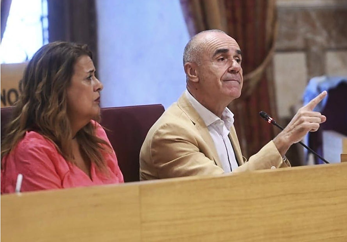 Sonia Gaya y Antonio Muñoz, este jueves durante el Pleno del Ayuntamiento de Sevilla