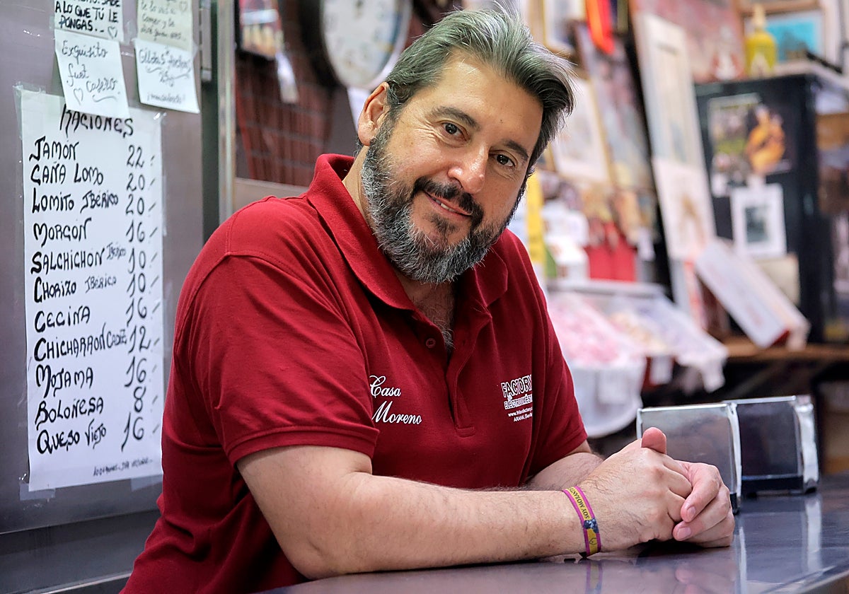 Emilio Vara en la barra de Casa Moreno, de Sevilla