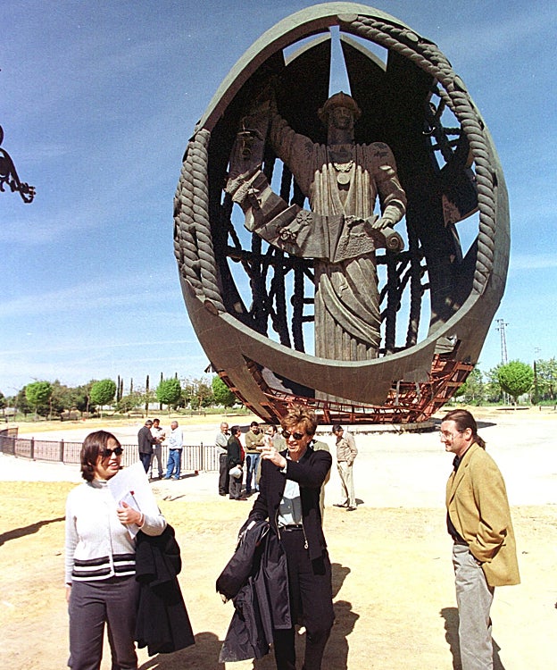 La delegada de Obras Públicas del Ayuntamiento de Sevilla en 2000, Isabel Guerra, visitando el parque de San Jerónimo