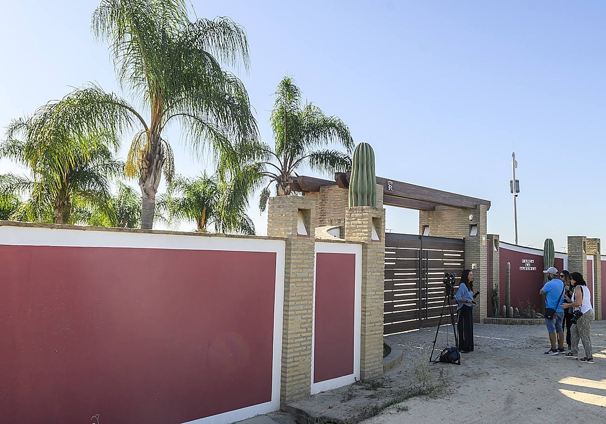 Medios de comunicación en la puerta de la finca de Sergio Ramos tras conocerse el robo