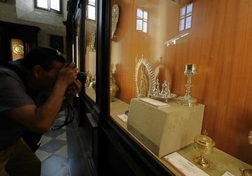 Una exposición en la Catedral de Sevilla da a conocer la platería de la devoción americana