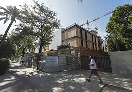 El edificio que le da la espalda a la ciudad