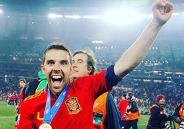 Roban del Ayuntamiento de Las Cabezas (IU) la camiseta que Marchena donó tras ganar España el Mundial de fútbol